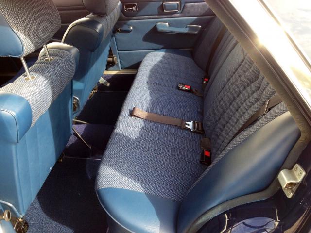 W114 blau Rückbank links