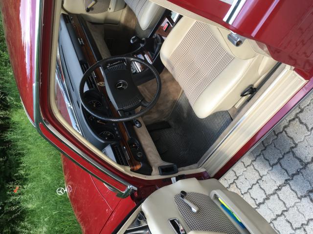 Mercedes W 116 rot Einstieg vl