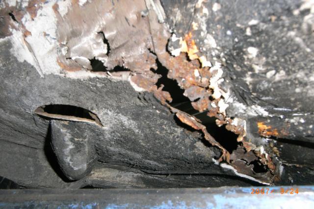 Das Loch im Fußraum des Fahrers