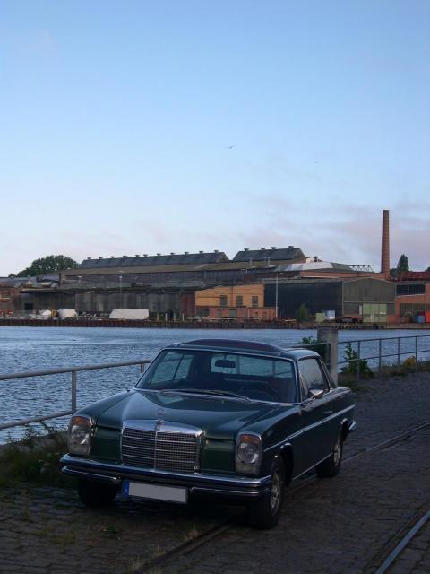 Morgengrauen vor Industriekulisse