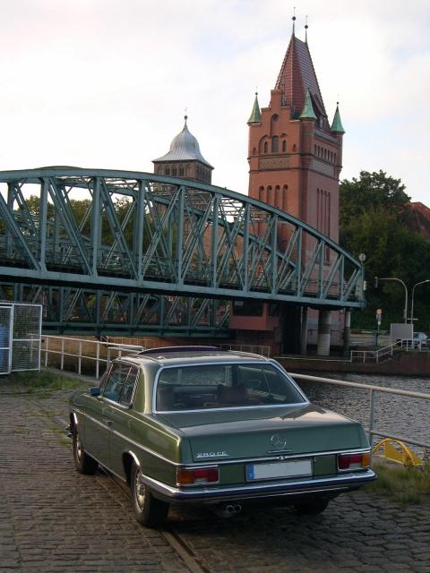 280 CE vor denkmalgeschützter Brücke (Auto - Eisenbahn)