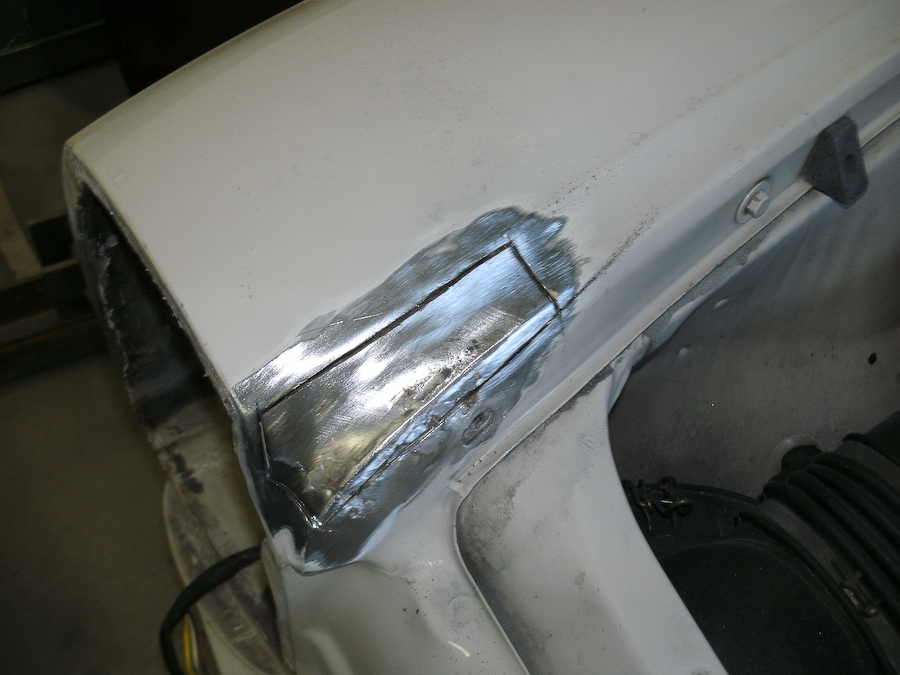 Reparaturblech angezeichnet und ausgesägt